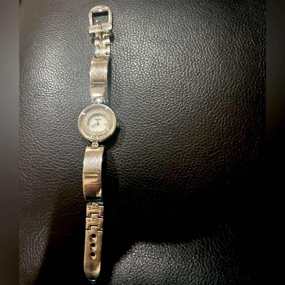 Gucci Silver Swiss made Women's Watch 💎 - Picture 3 of 6